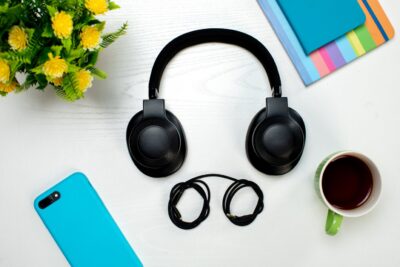 wireless earphones smartphone cup coffee 140725 8933