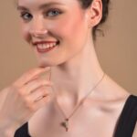 Delicate Daisy Flower Pendant Necklace in Gold Finish – Cute Romantic Jewelry Gift for Girls, Women, Girlfriend, Honeymoon, Anniversary & Date Night