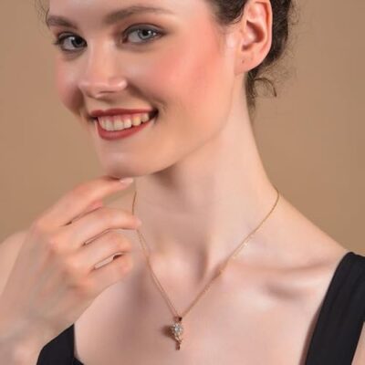 Delicate Daisy Flower Pendant Necklace in Gold Finish – Cute Romantic Jewelry Gift for Girls, Women, Girlfriend, Honeymoon, Anniversary & Date Night
