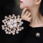 Pearl Crystal Snowflake Flower Design Brooch Pin Badge Fashionable Charming Dress Scarves Shawl Clip Clothes Bags Decoration Jewelry Gift for Women Girls