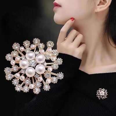 Pearl Crystal Snowflake Flower Design Brooch Pin Badge Fashionable Charming Dress Scarves Shawl Clip Clothes Bags Decoration Jewelry Gift for Women Girls