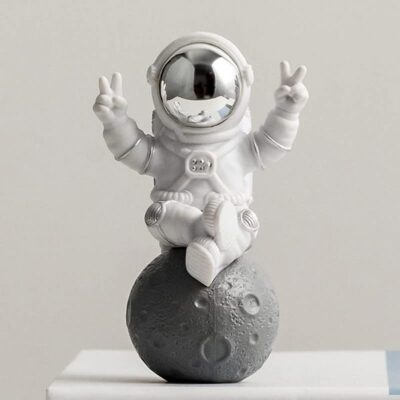 Street27 Astronaut Figurine – Resin Space Showpiece for Home & Car Décor