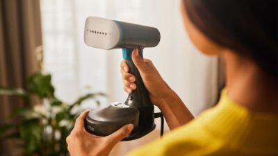 Braun QuickStyle 5 GS5031BL, Handheld Garment Steamer, Horizontal & Vertical Steaming, Powerful 1200 Watts Fast Steam Technology, De-Winkles Garments, No Iron Board Needed, Lightweight Garmet Steamer